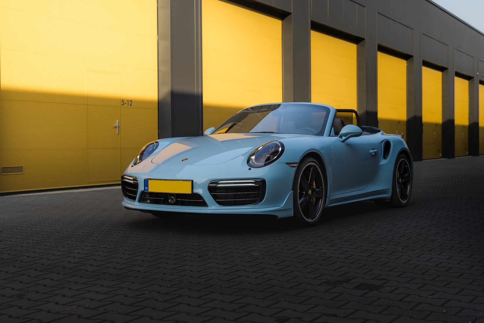 Front 3/4 view of Gulf blue Porsche turbo S