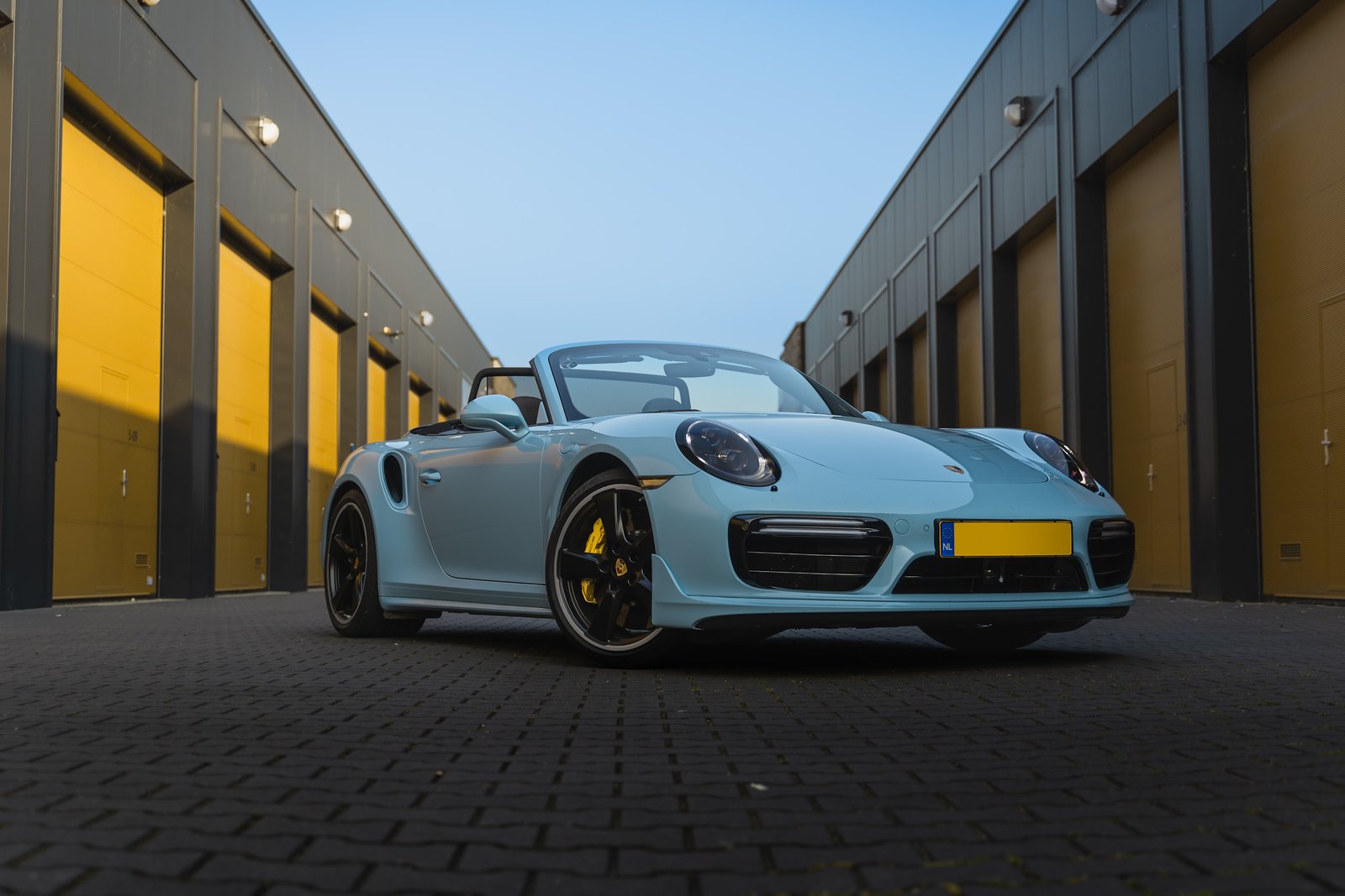 Front 3/4 view of Gulf blue Porsche turbo S
