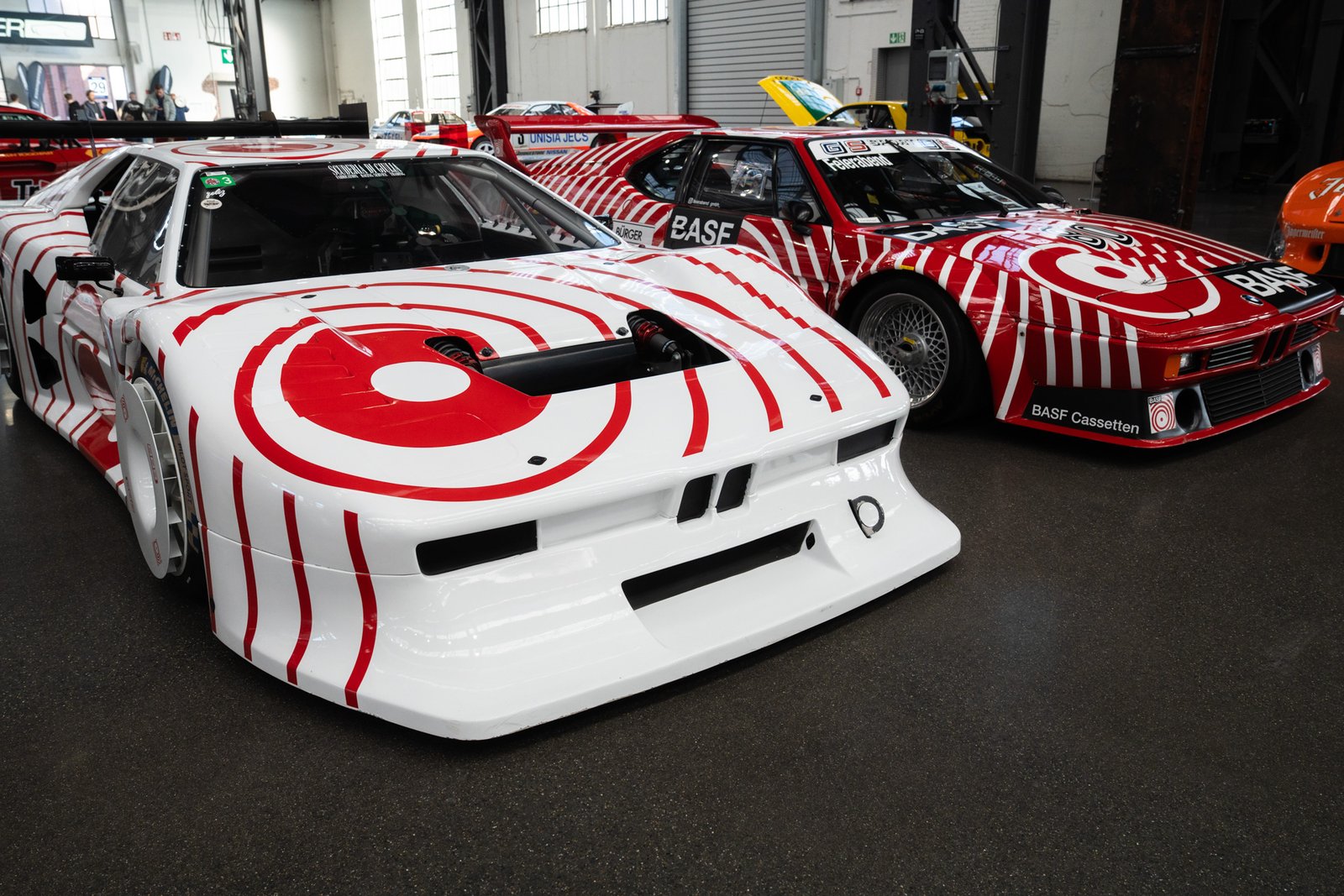 2 Old school BMW M1 cars next to eachother