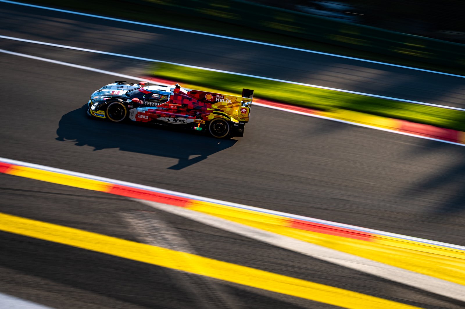 Winning BMW hypercar cruisng up through Eu Rouge en Raidillon