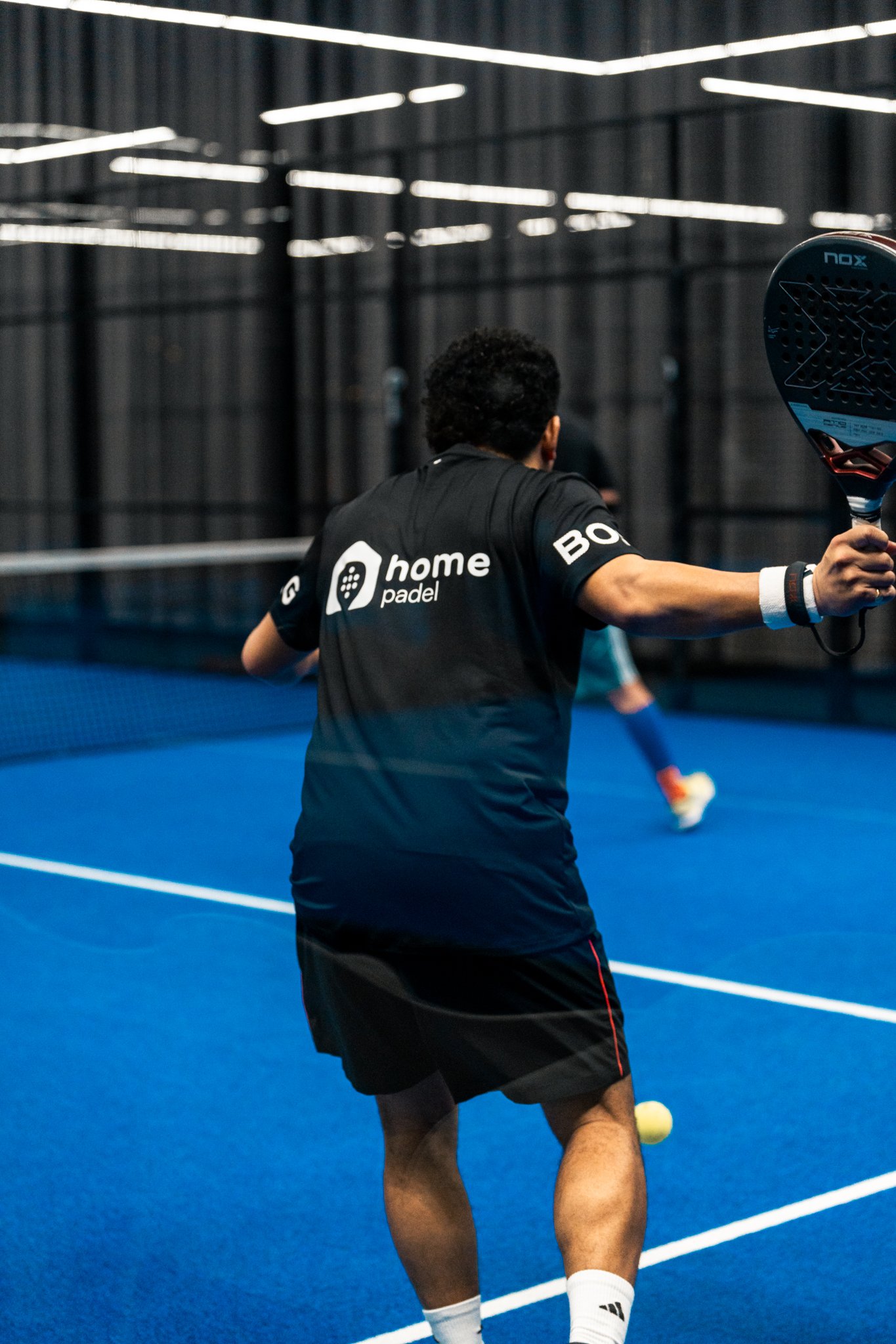 Padel serve photo from read