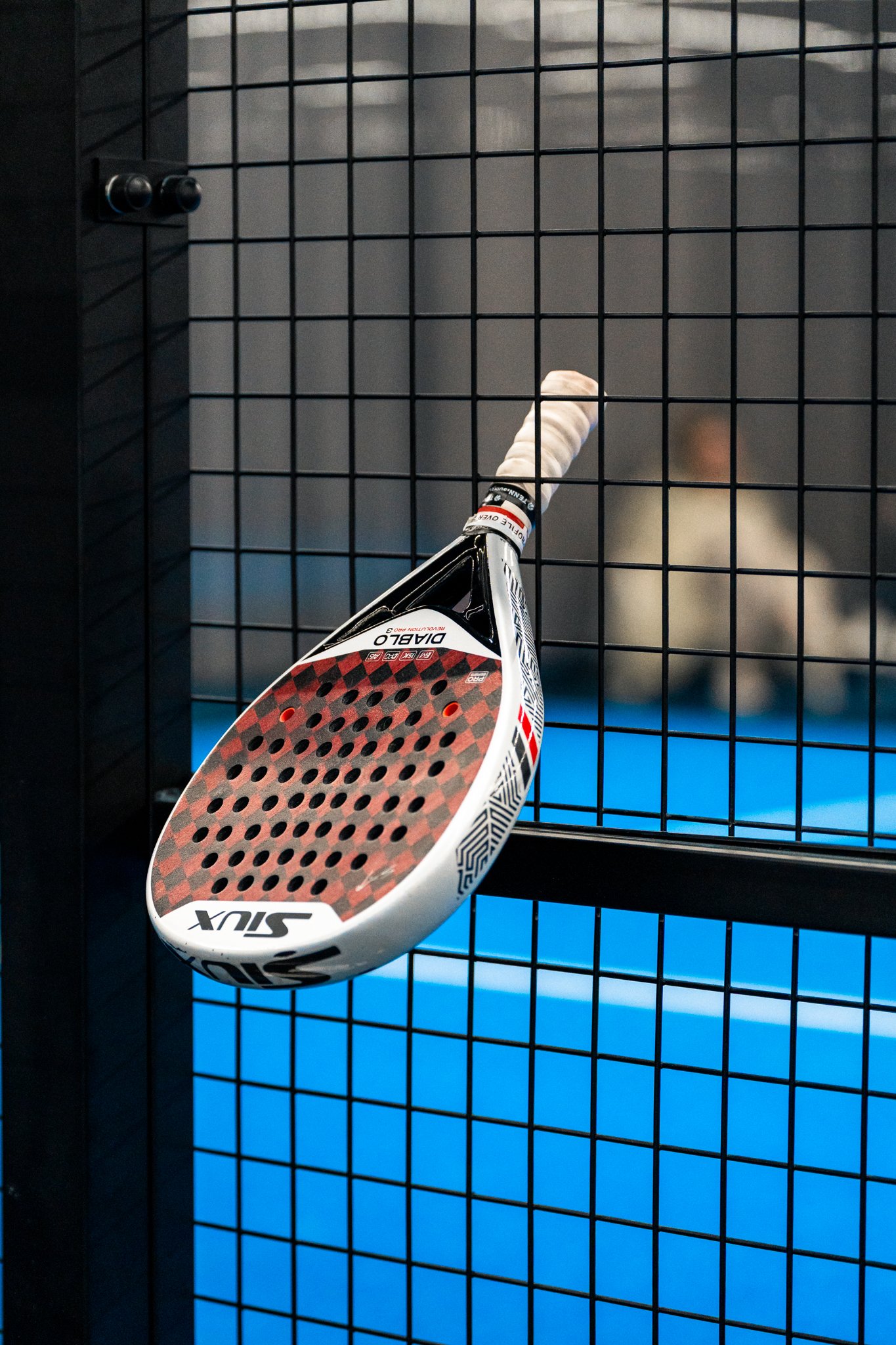 racket stuck in fence, padel break